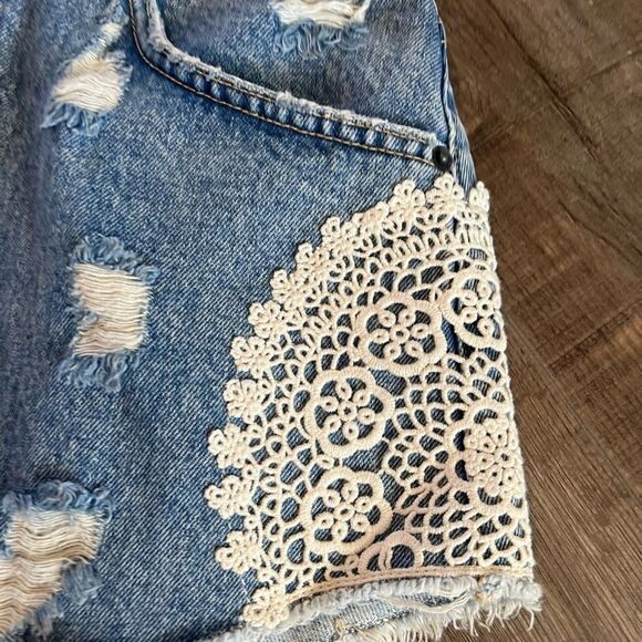 Carmar LA Front Zip Crochet Lace
Mini Skirt Sz 26 - Picture 7 of 7